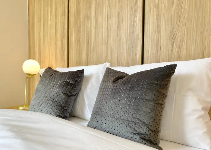 Business & Family Apartment For 6 Guests With Free Parking